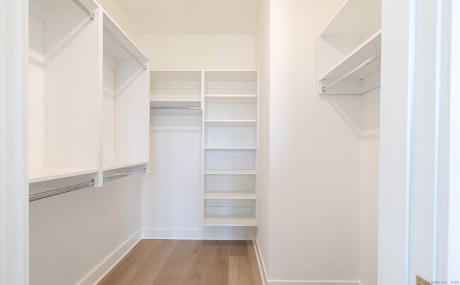 Foto del edificio - 100 E Putnam Ave