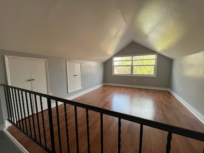Dormitorio de arriba y barandilla y armarios. - 5536 N Maryland Ave