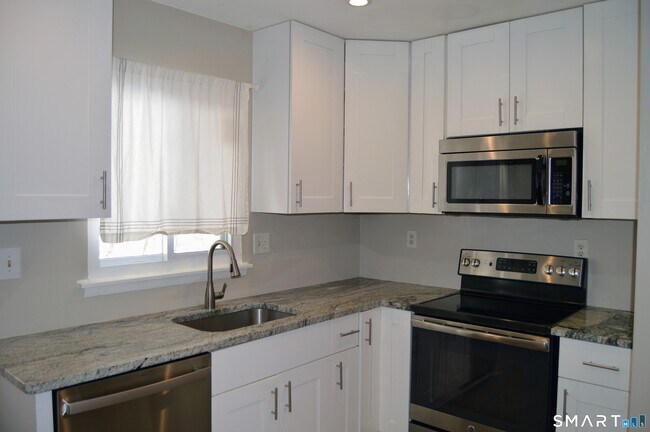 Building Photo - 1660 Farmington Ave