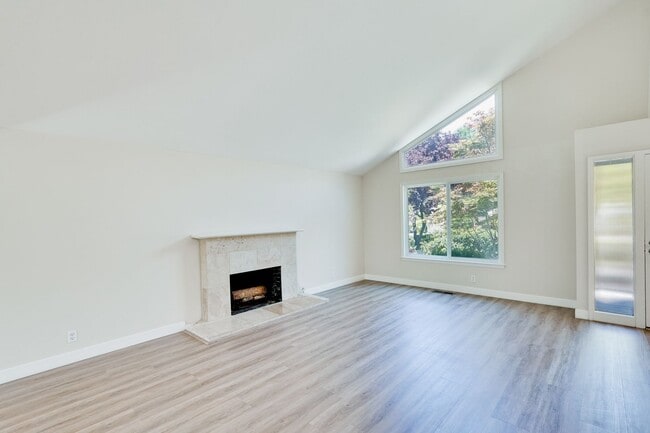 Building Photo - $8500-Mountain View  4 bedroom 3 baths in great neighborhood!