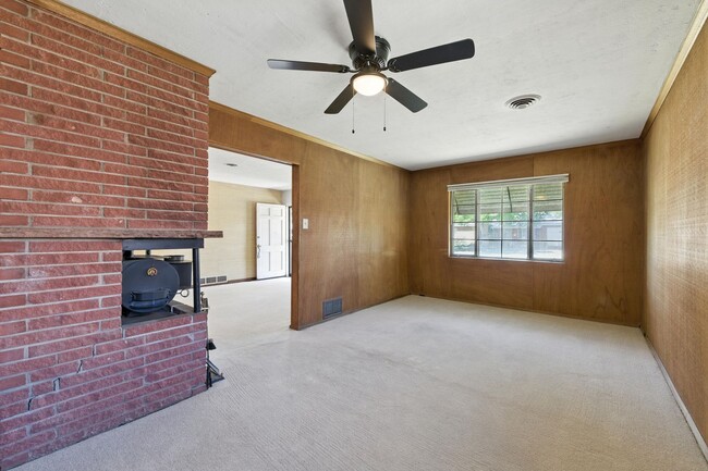 Foto del edificio - 3 Bedroom / 2 Bathroom Home With Large Bac...
