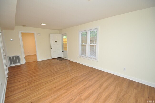 Foto del edificio - 100 Carmichael Ct