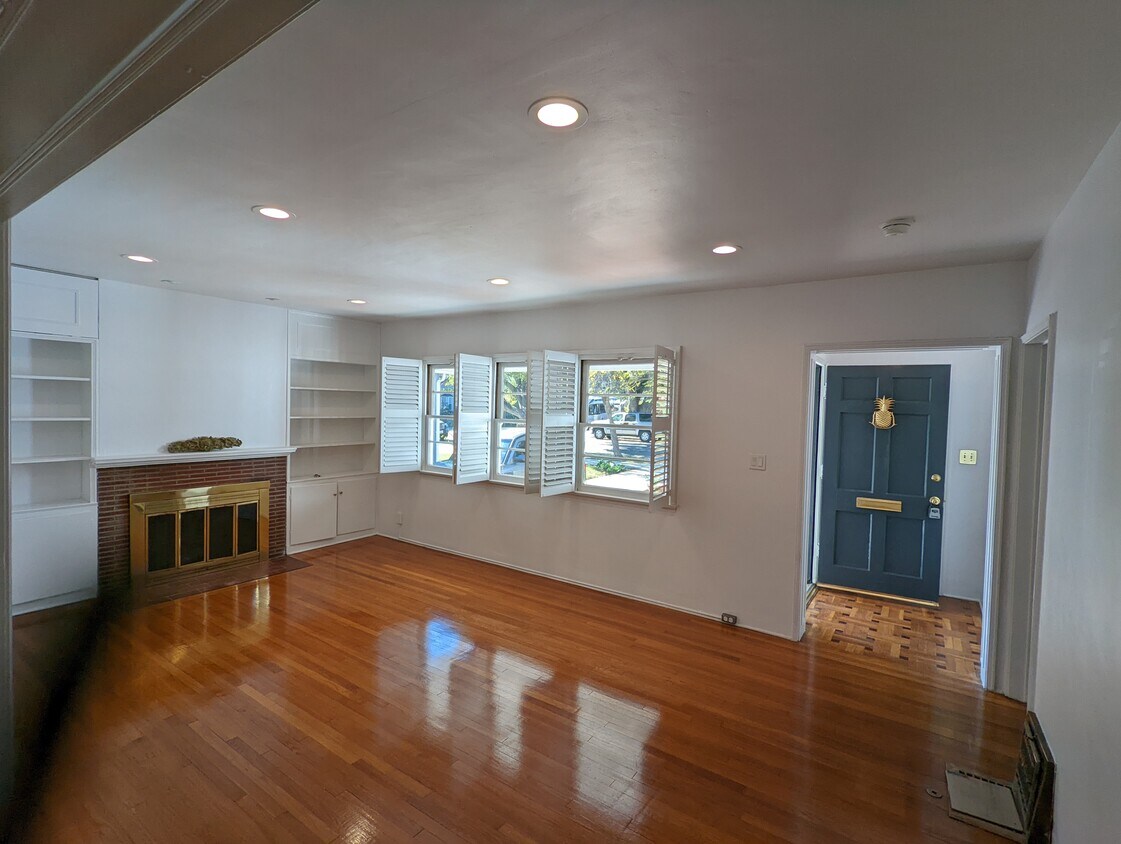 Living room - 336 N Fairview St