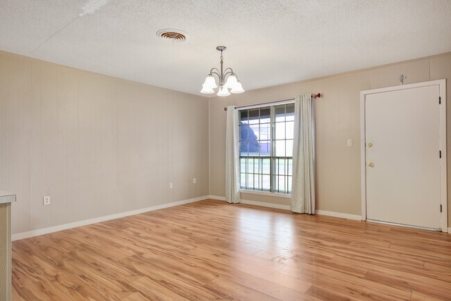 Building Photo - 2208 Jake Dr