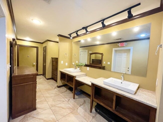 Foto del edificio - NEWER 4 bedroom house