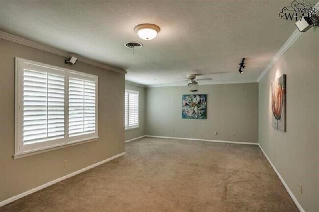 Building Photo - 5037 Lindale Dr