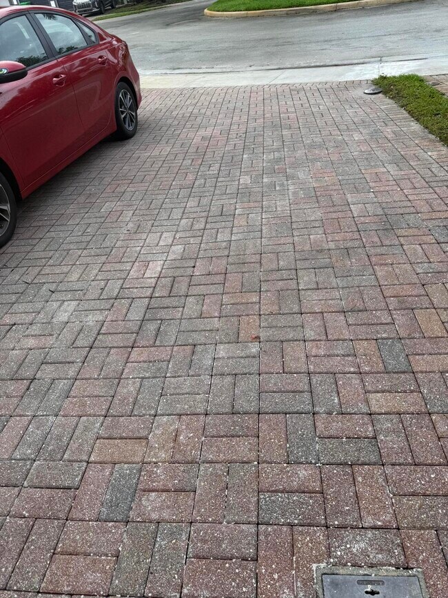 Foto del edificio - 9831 NW 24th St