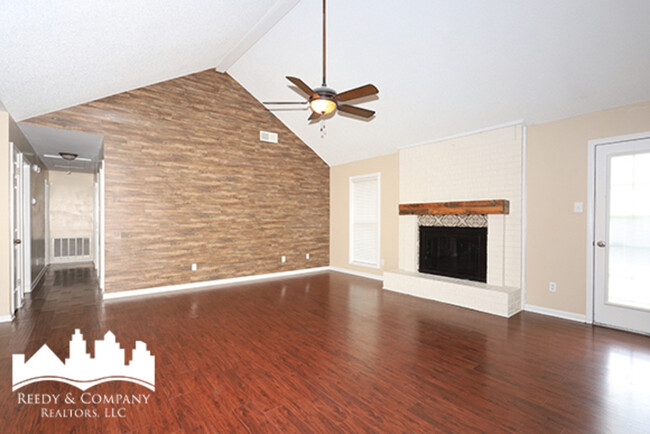 Foto del edificio - 554 McLaughlin Dr