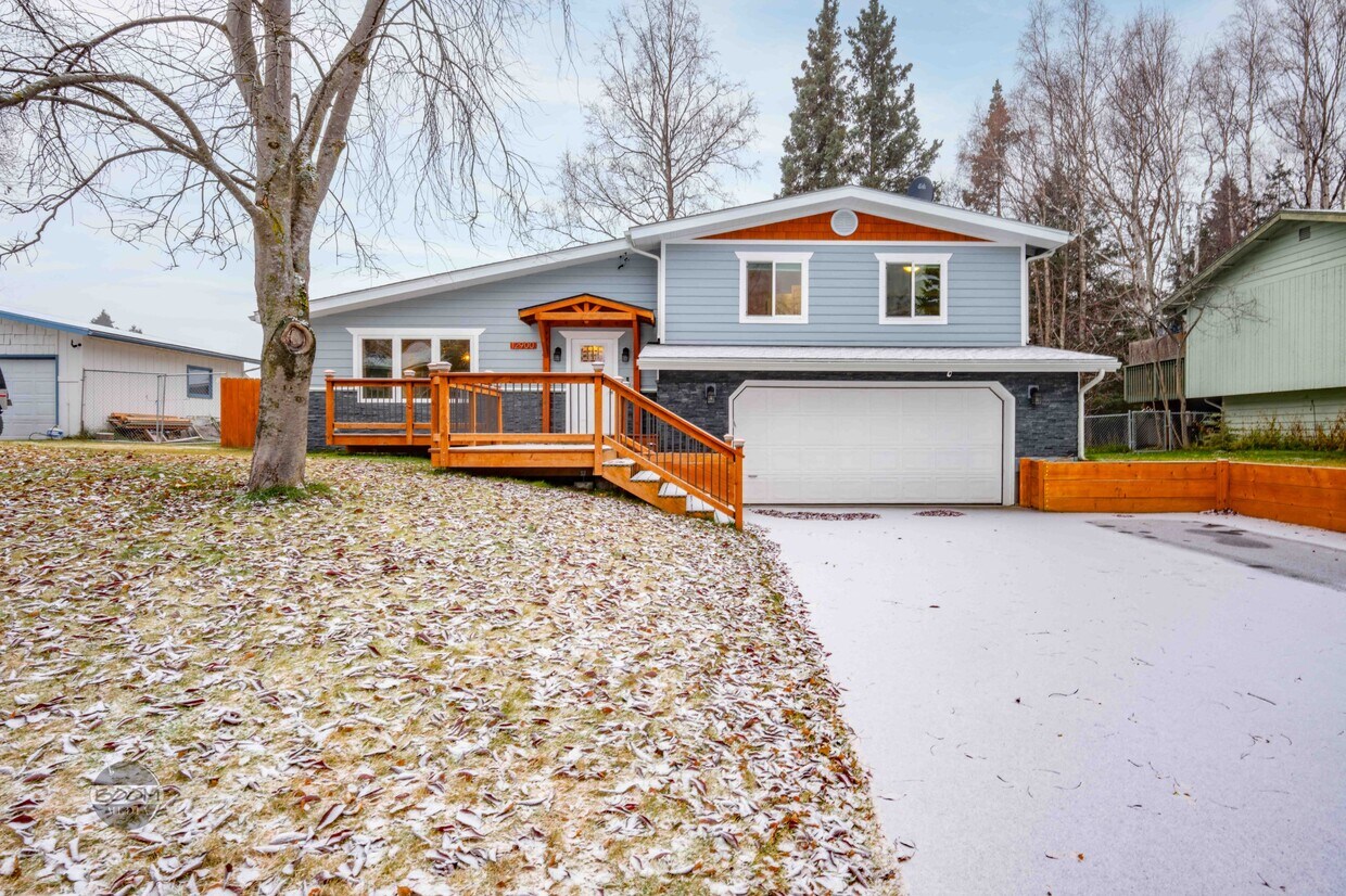 Foto principal - 12900 Troy St