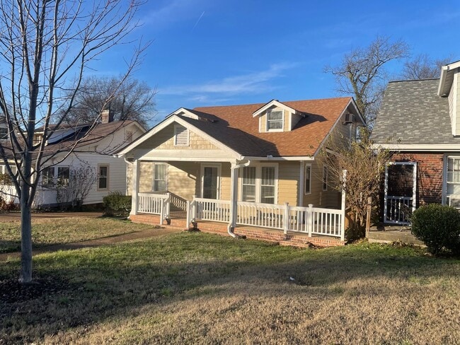 Building Photo - Historic Home 3BR / 2BA Detached Garage, W...