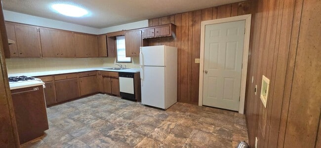 Building Photo - 2 Bedroom 2 Bathroom Duplex near Missouri State University! $825!