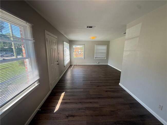 Building Photo - 3056 Pleasant Valley Rd