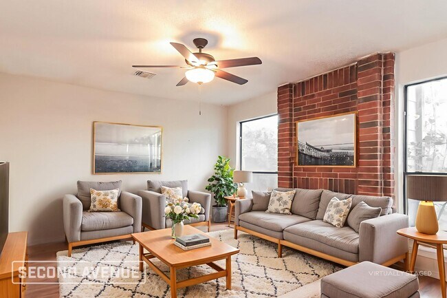 Foto del edificio - 732 Creekview Ct