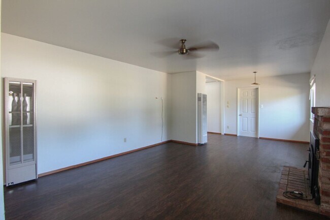 Building Photo - 3 Bedroom East Redding Home!