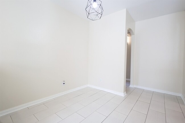 Foto del edificio - 5223 Jordan Ridge Dr