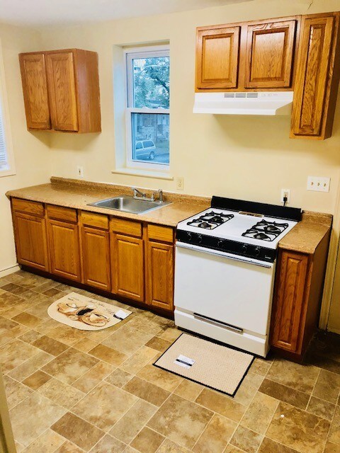Large Eat-In Kitchen - 1600 Moreland Ave