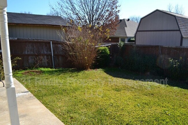 Building Photo - 310 Crestview Dr