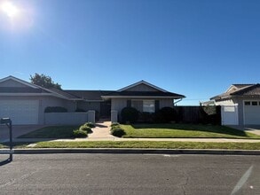 Building Photo - 972 Calle Pinata