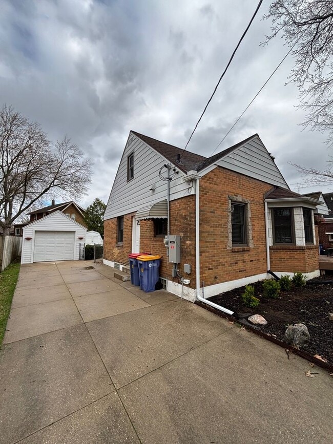 Building Photo - 709 Mulford Dr SE