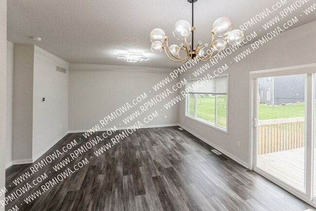 Building Photo - 16619 Oakwood Dr