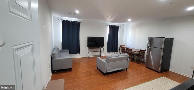 Building Photo - 418 N 41st St