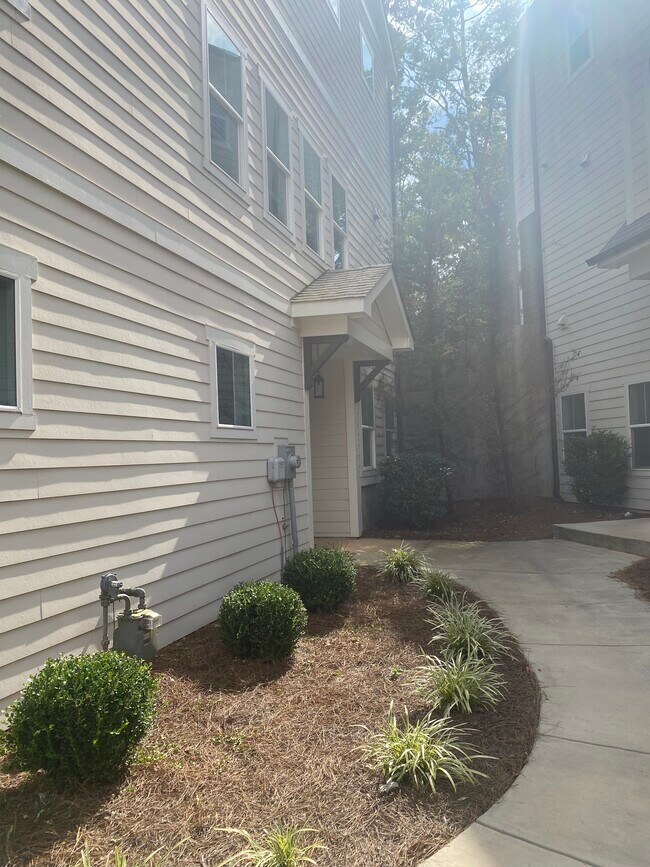 Building Photo - 2556 Vail Ave