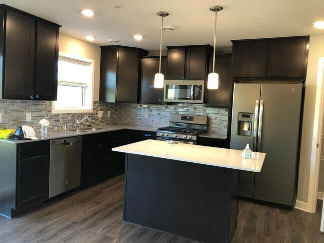 Building Photo - Awesome woodbury townhouse available!