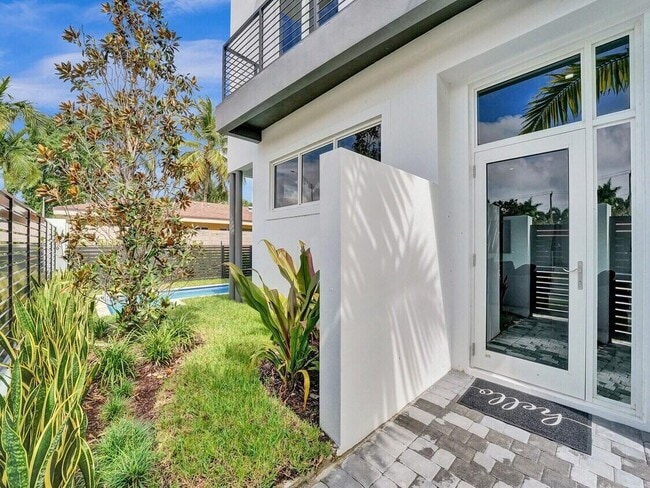 Building Photo - 1226 NE 15th Ave