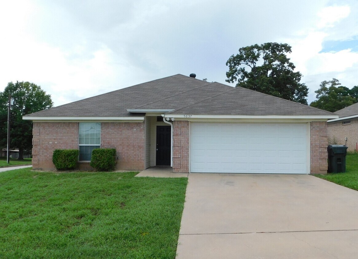 Foto principal - South Tyler - Handsome 3 Bedroom, 2 Bath H...