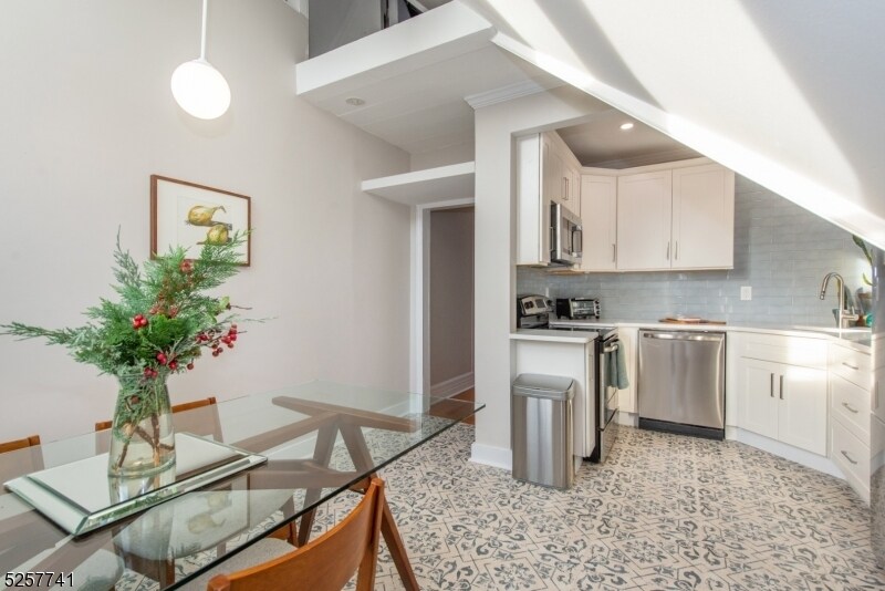 Primary Photo - 140 Bellevue Ave