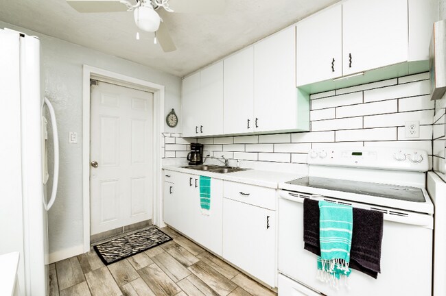 Building Photo - 20 Carol Rd