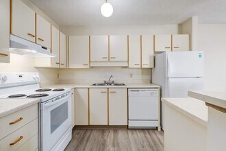 Building Photo - Huntington Court Coach Homes