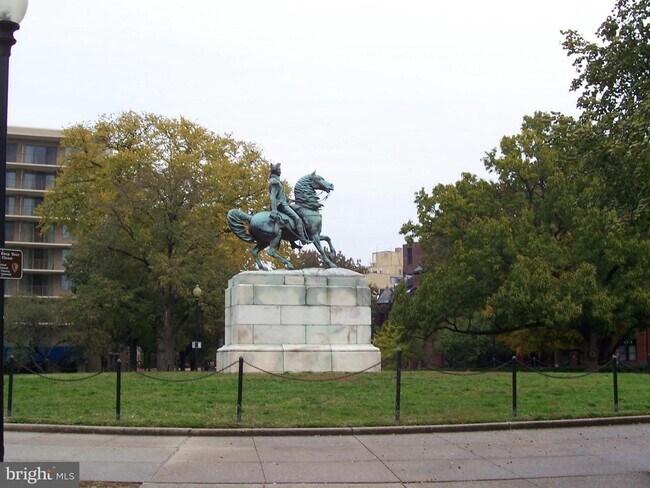 Foto del edificio - 3 Washington Cir NW