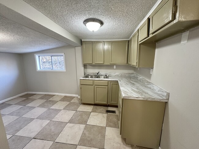 Building Photo - 1512 Cherry Ave