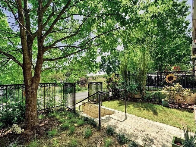 Foto del edificio - 2520 Bluebonnet Ln