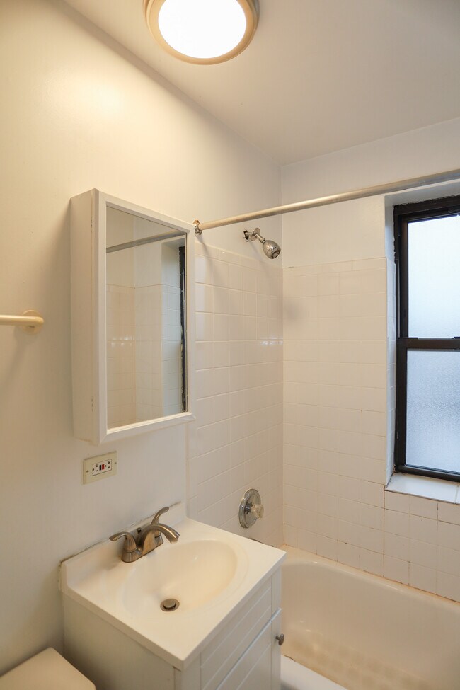 Foto del edificio - 6166 N Winthrop Ave