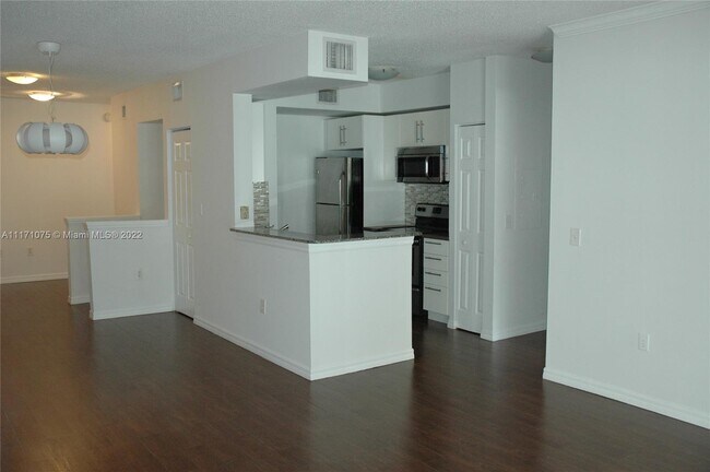 Foto del edificio - 2442 Centergate Dr