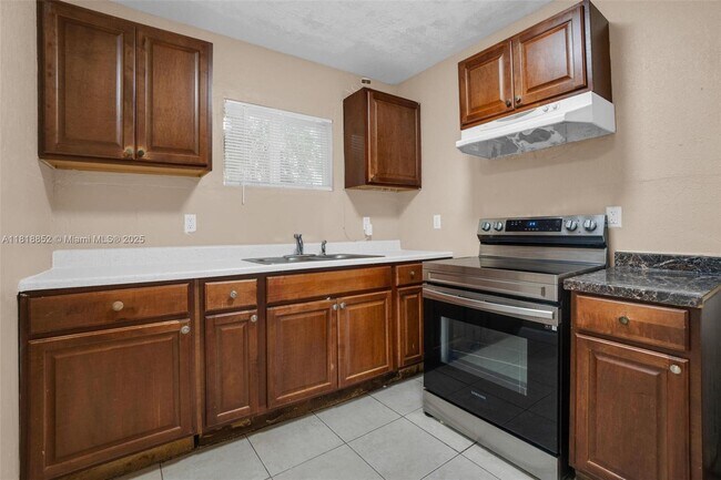 Foto del edificio - 2201 NW 7th Ct