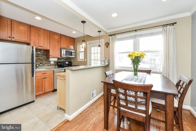 Building Photo - 629 S Henry St