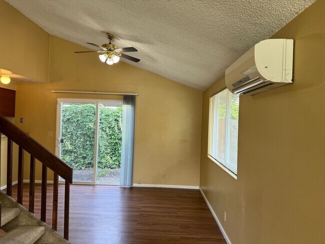 Building Photo - 2 bedroom 1.5 bath duplex