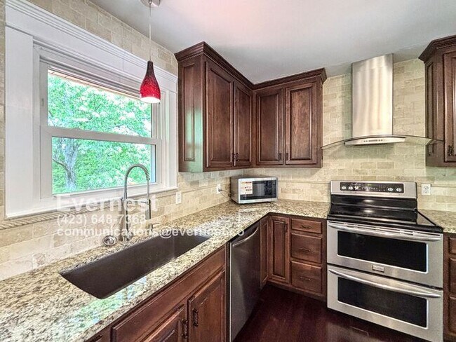 Building Photo - 3-Bedroom, 2-Bathroom Home with Basement a...