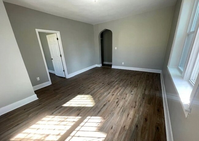 Building Photo - 408 Leslie St