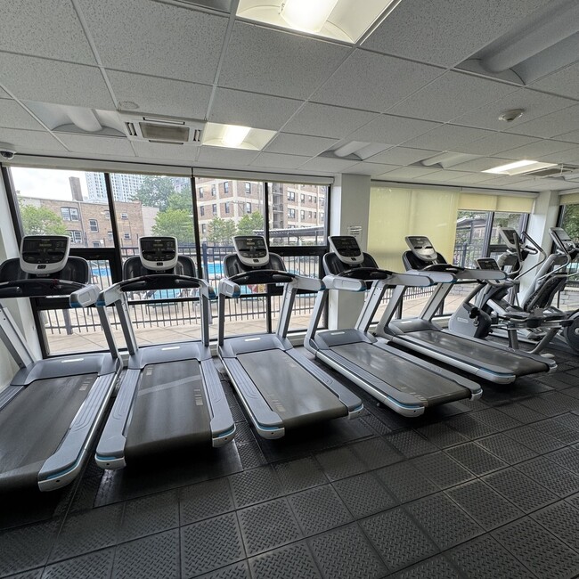 Foto del edificio - 3930 N Pine Grove Ave