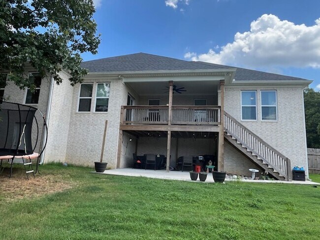 Building Photo - Beautiful 3 Bedroom 2.5 Bathroom located i...