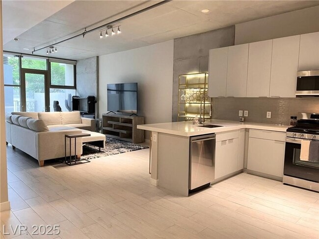 Building Photo - Gorgeous Furnished Juhl unit with direct a...