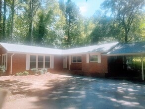 Building Photo - 101 E Lakeview Dr
