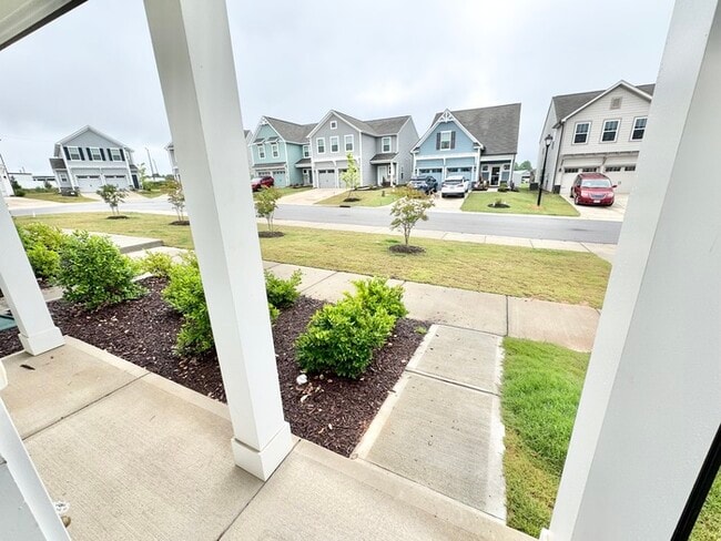 Building Photo - Charming two bedroom 2 1/2 bath townhome