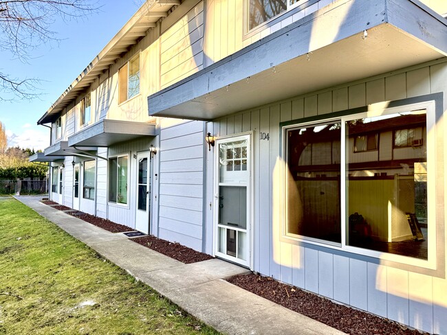 Building Photo - 640 5th Ave S