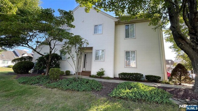 Building Photo - 12 Independence Ct