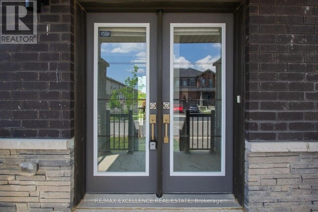 Building Photo - 49 Malcolm Cres